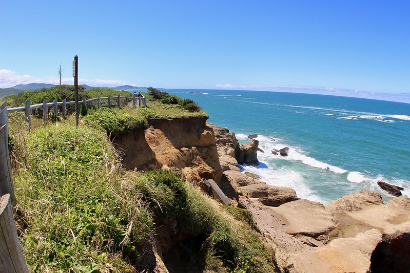 Devils Punchbowl State Park walk along the shore