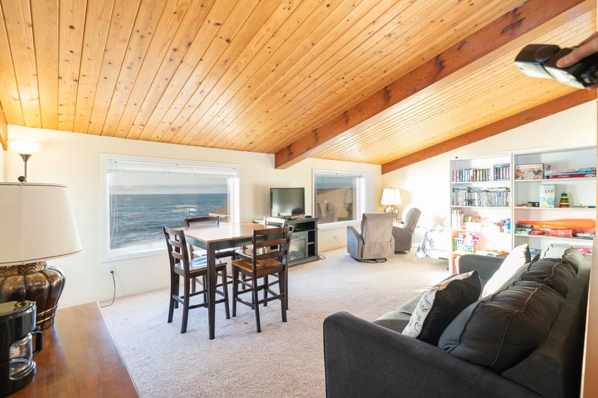 Whale Pointe - Oceanfront, Pet Friendly — photo 3
