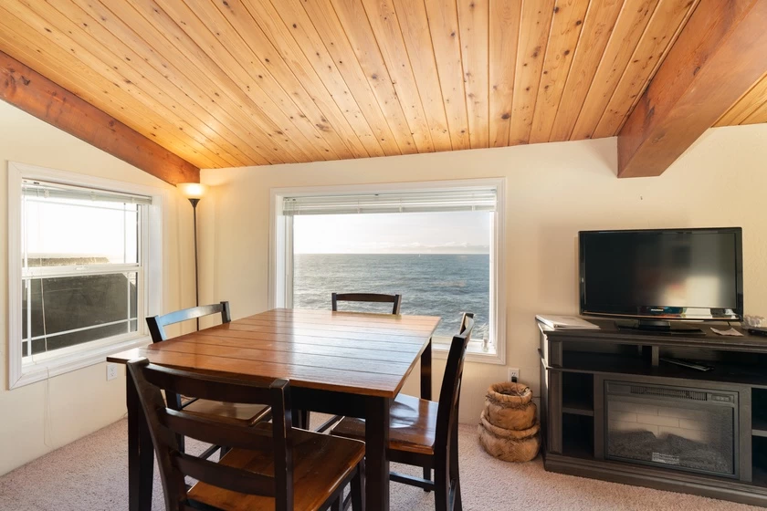 Whale Pointe - Oceanfront, Pet Friendly — photo 4