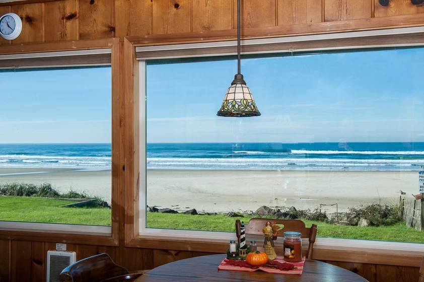 Beach Bungalow - Roads End, Direct Beach Access — photo 5