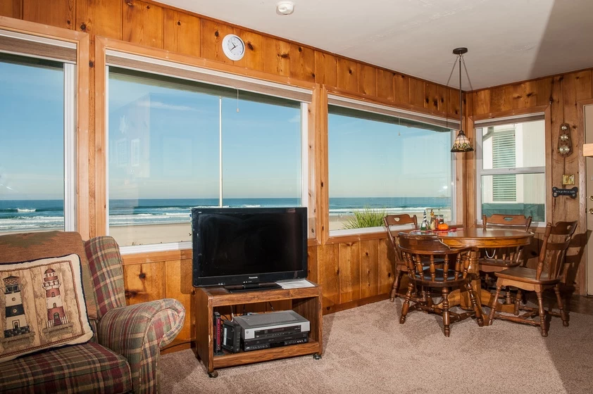 Beach Bungalow - Roads End, Direct Beach Access — photo 4