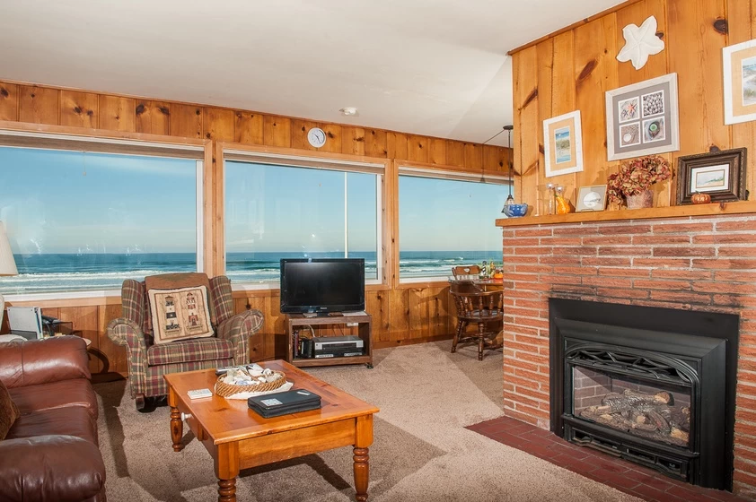 Beach Bungalow - Roads End, Direct Beach Access — photo 3