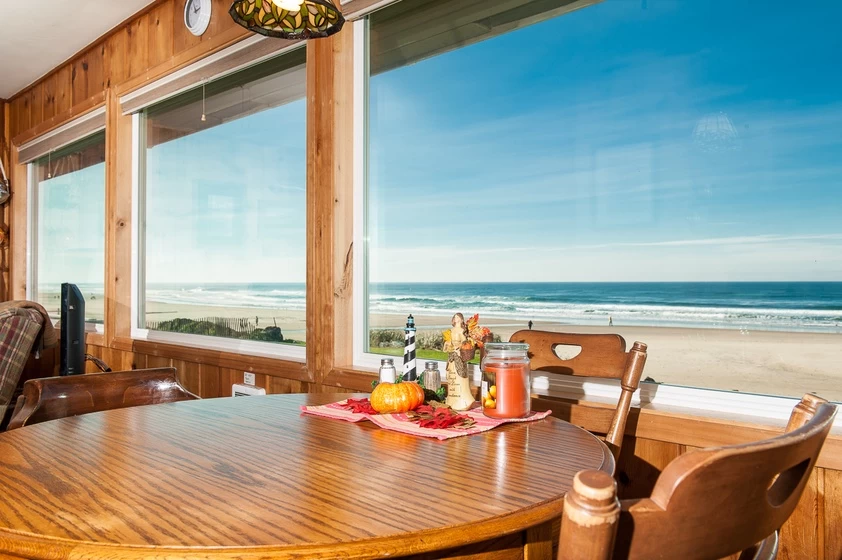 Beach Bungalow - Roads End, Direct Beach Access