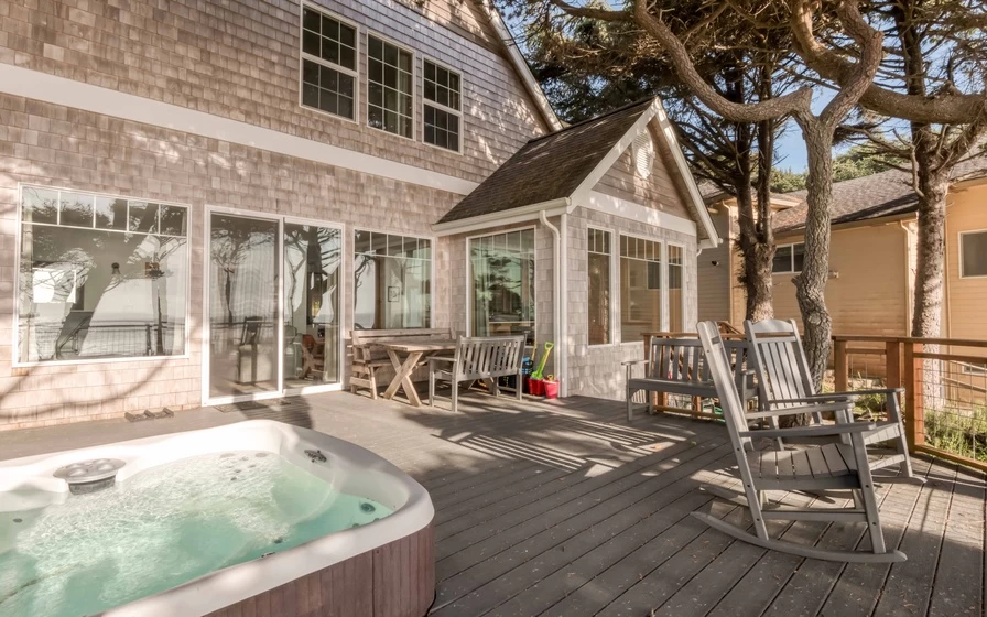 Sheltering Pines - Direct Beach Access, Hot Tub — photo 2