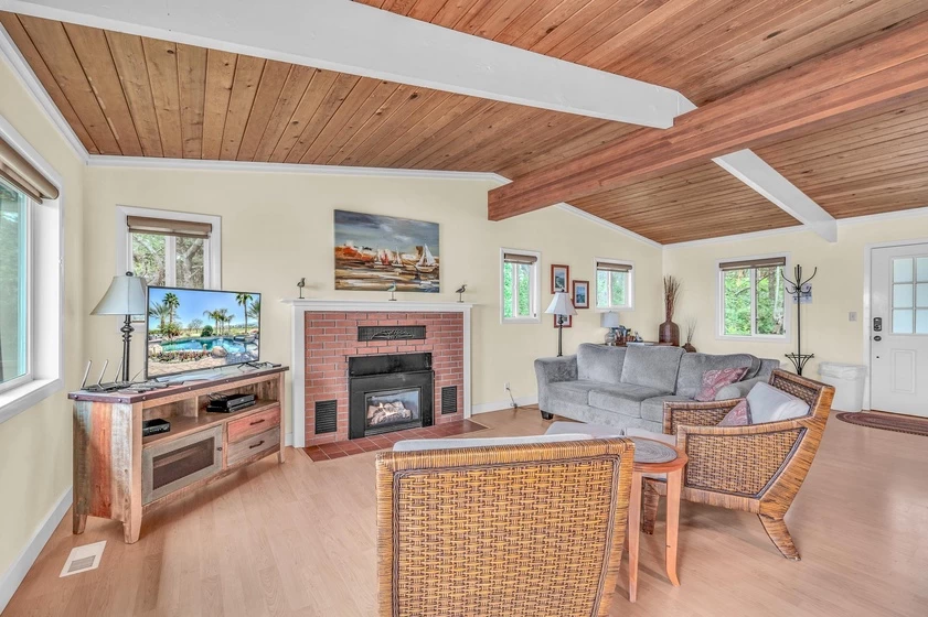 Breaking Waves Retreat - 2 Living Areas — photo 5
