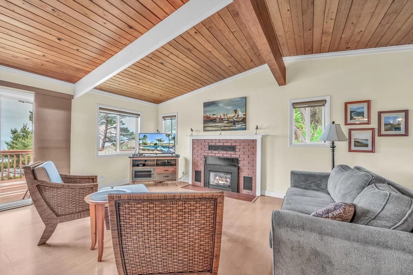 Breaking Waves Retreat - 2 Living Areas — photo 4
