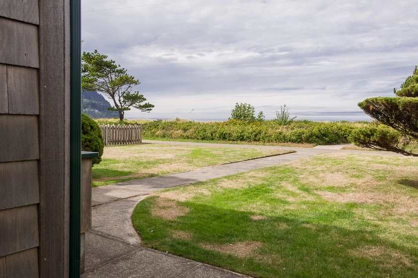 The Tides - Oceanfront, Pet Friendly — photo 2