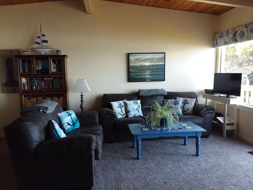 Driftwood Cottage - Oceanfront, Pet Friendly — photo 3