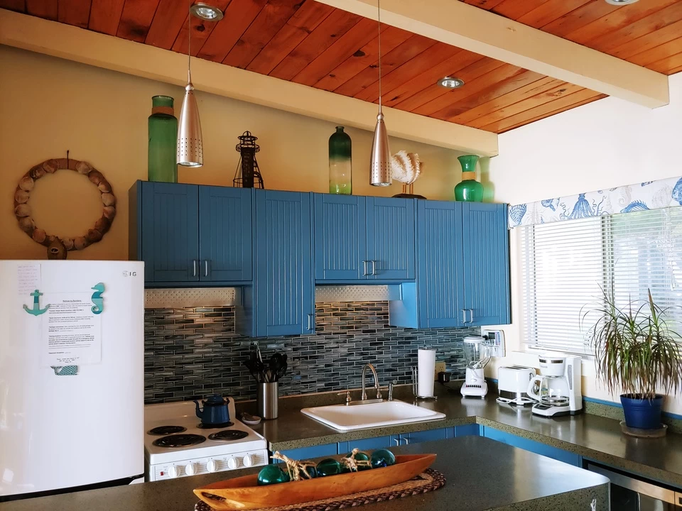 Driftwood Cottage - Oceanfront, Pet Friendly — photo 5