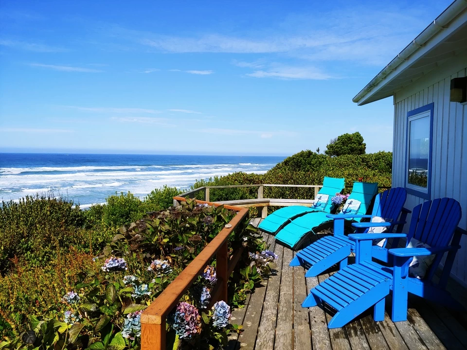 Driftwood Cottage - Oceanfront, Pet Friendly