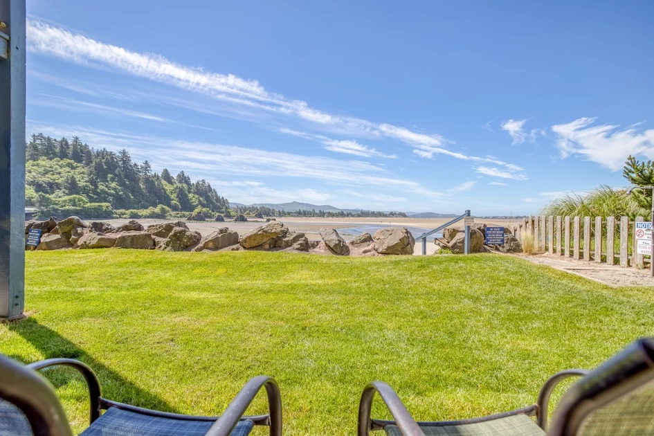 Dock of the Bay 108 - Beachfront Condo, Taft District