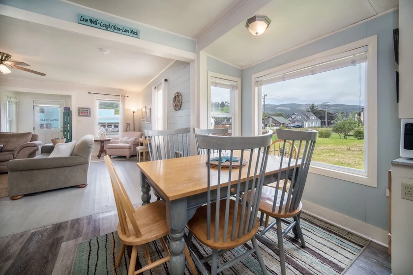 Serenity Cottage - Walk to Everything! Pet Friendly — photo 4