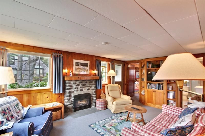Sandpiper Cottage - Pet Friendly, Fenced Yard — photo 2