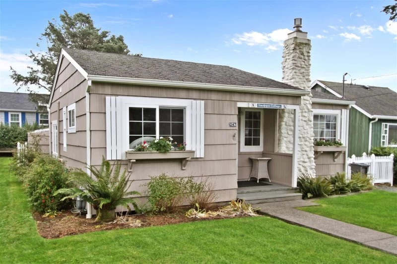 Sandpiper Cottage - Pet Friendly, Fenced Yard