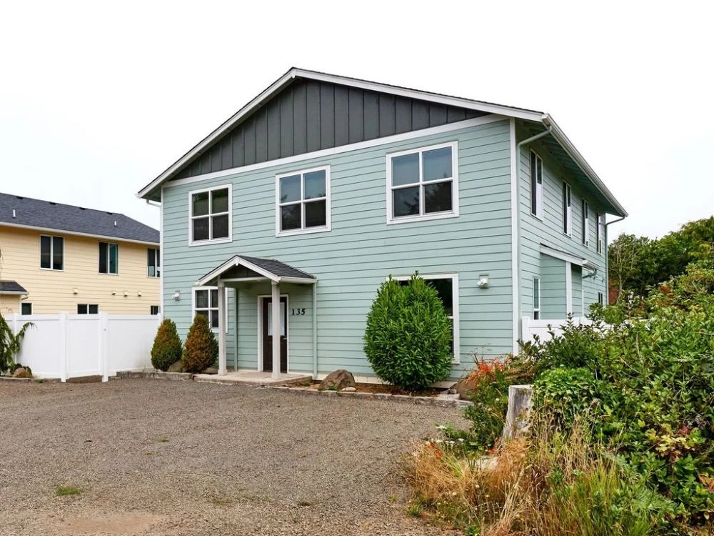 Lincoln Beach Retreat - SwimSpa, Game Room, 10 Bedrooms