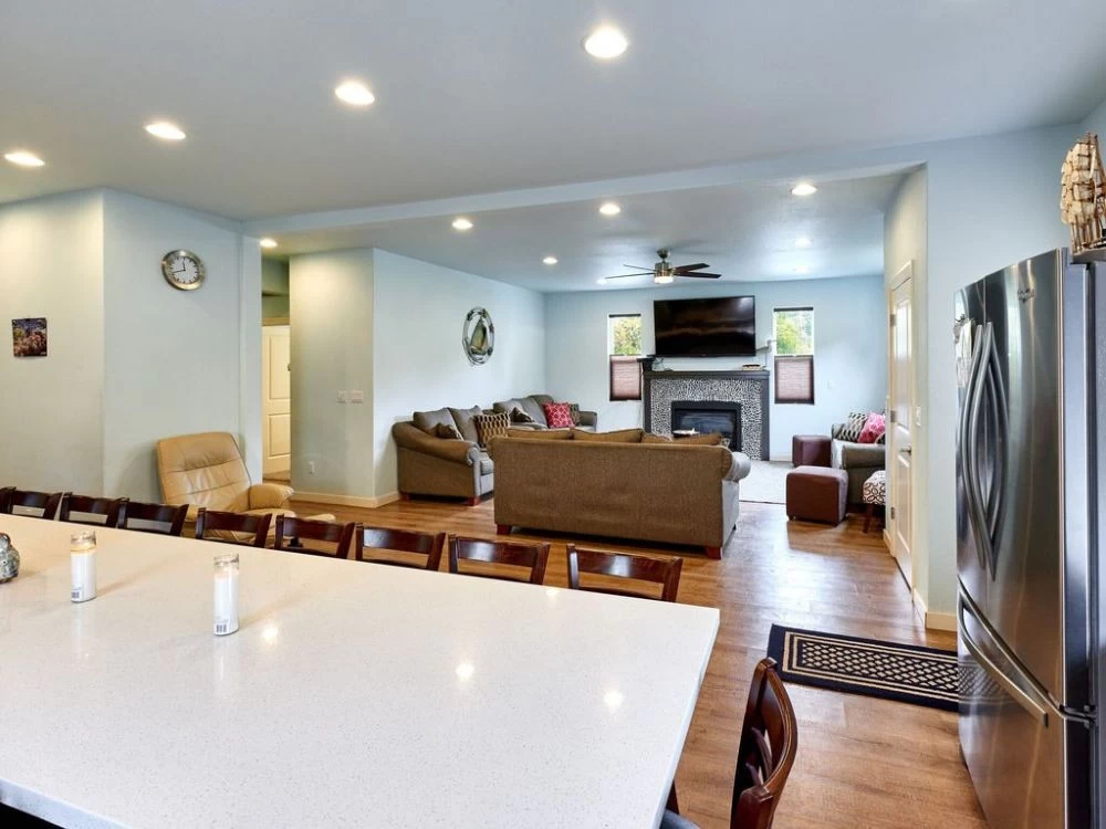 Surfers Beach Retreat - SwimSpa, 10+ Bedrooms — photo 4