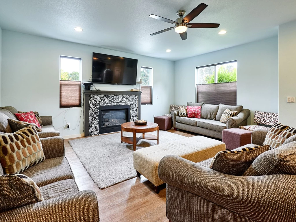 Lincoln Beach & Surfers Beach Retreats - 21 Bedrooms — photo 3