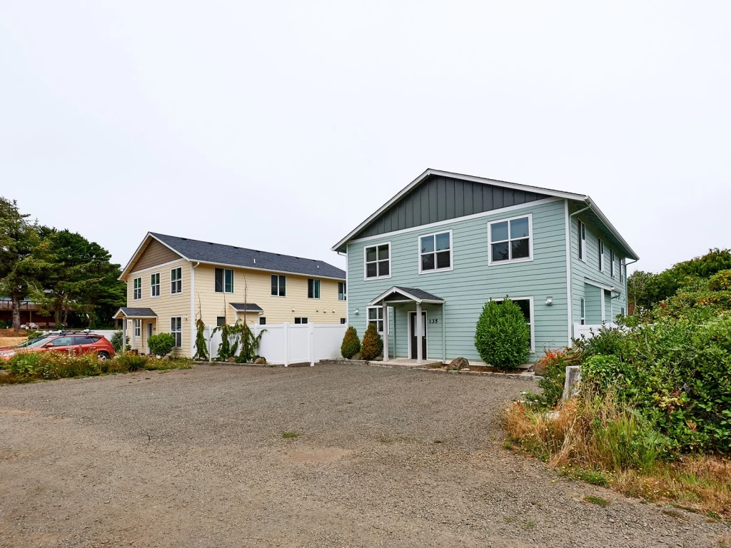 Lincoln Beach & Surfers Beach Retreats - 21 Bedrooms — photo 2