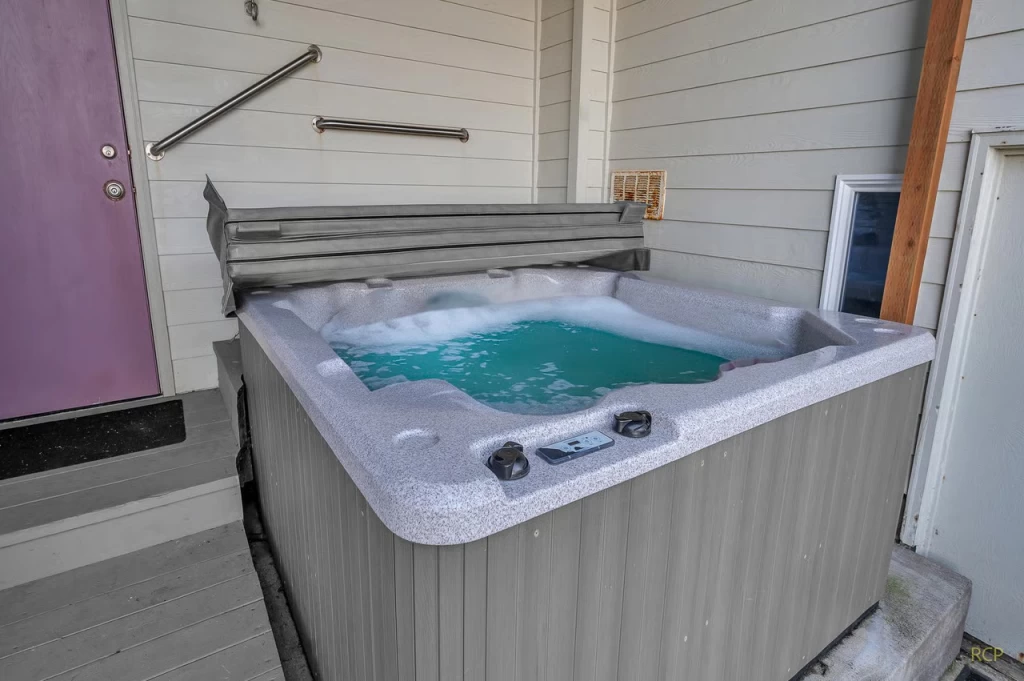 Pirates Cove - New Hot Tub! — photo 2