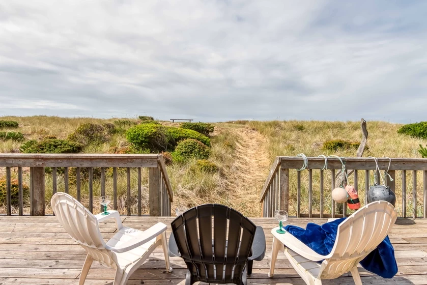 Daly's Oceanfront House - Bayshore, Direct Beach Access