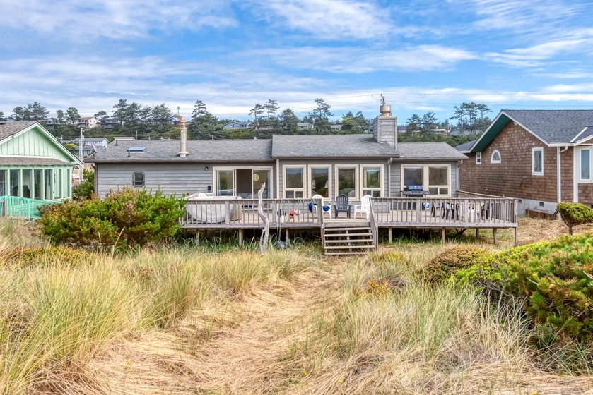 Daly's Oceanfront House - Bayshore, Direct Beach Access — photo 4
