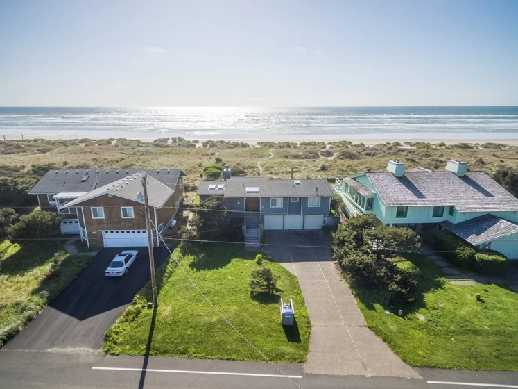 Daly's Oceanfront House - Bayshore, Direct Beach Access — photo 3