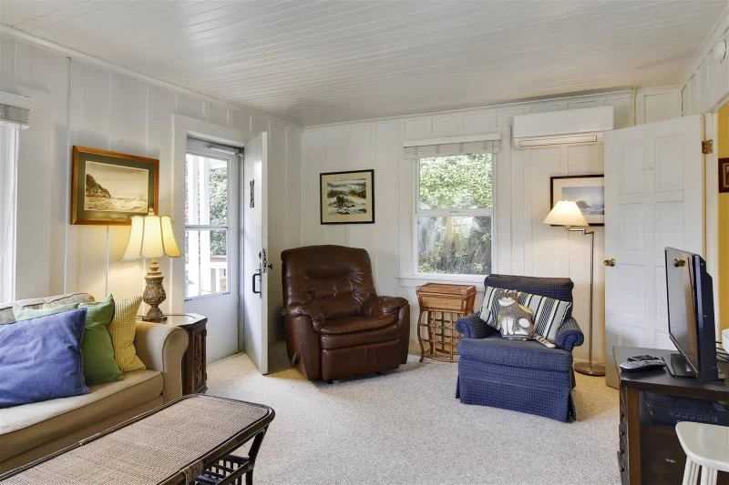 Sisters - Pet Friendly, Fenced Yard — photo 4
