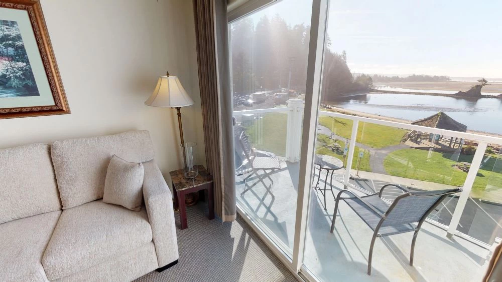 Waters Edge 402 — photo 3
