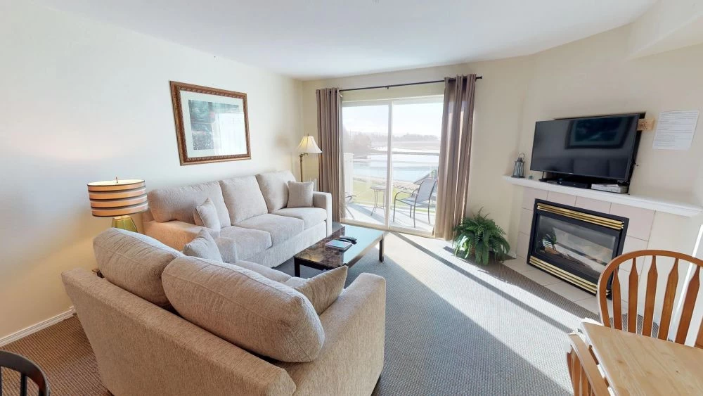 Waters Edge 402 — photo 2