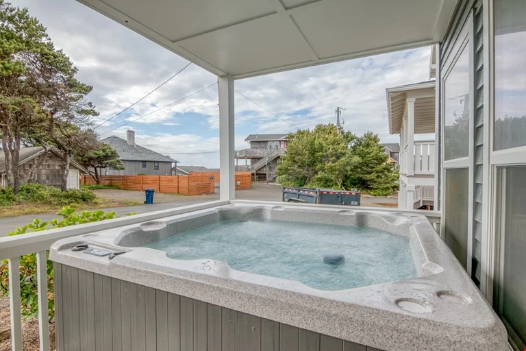 Bella Breeze - Bella Beach - Hot Tub — photo 2