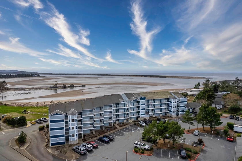 Waters Edge 207 — photo 3
