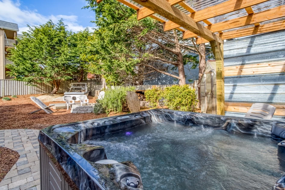 Halcyon House - Hot Tub, Walk to Beach & Town — photo 3
