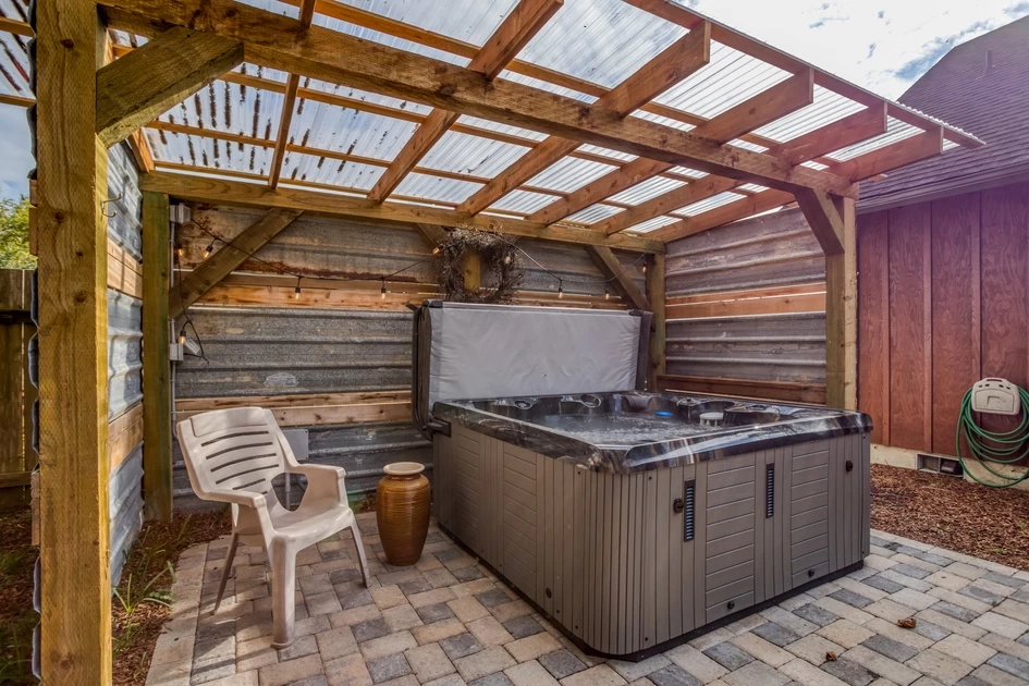 Halcyon House - Hot Tub, Walk to Beach & Town