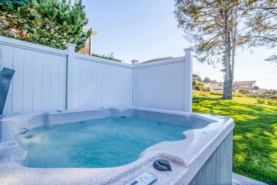 High Tides Beach House - Roads End, Hot Tub