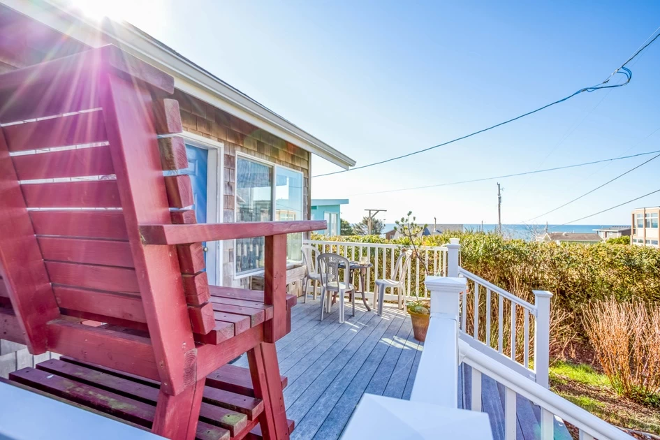 High Tides Beach House - Roads End, Hot Tub — photo 2