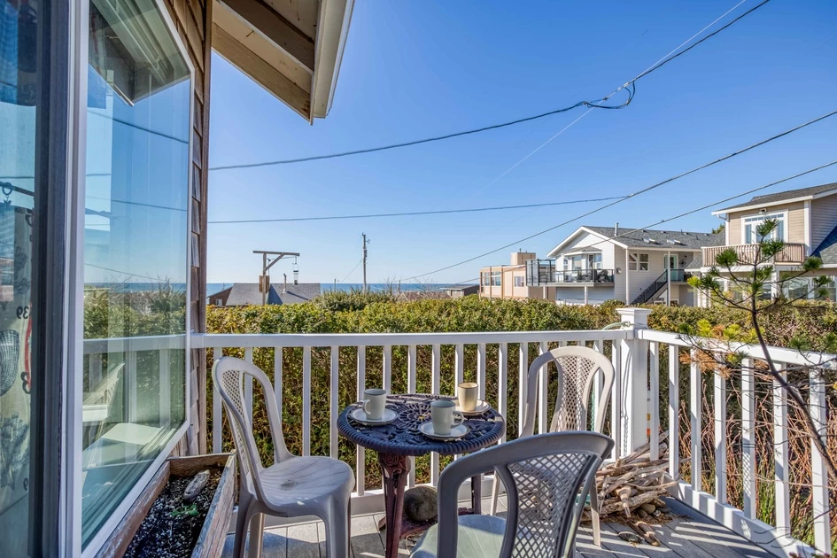 High Tides Beach House - Roads End, Hot Tub — photo 3