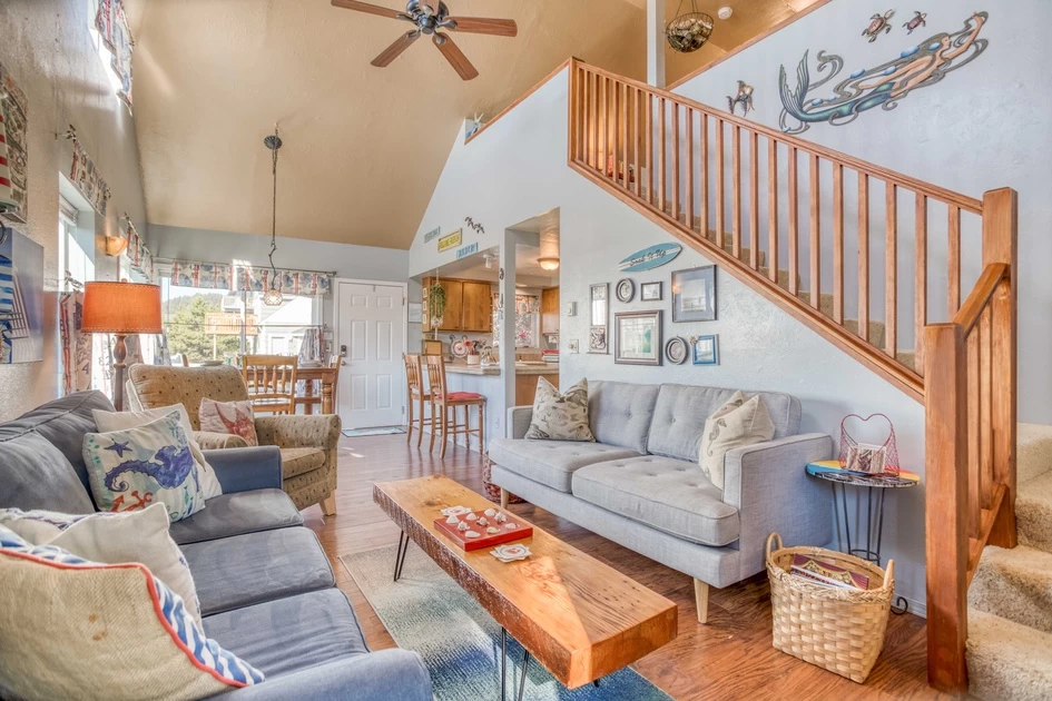 High Tides Beach House - Roads End, Hot Tub — photo 4