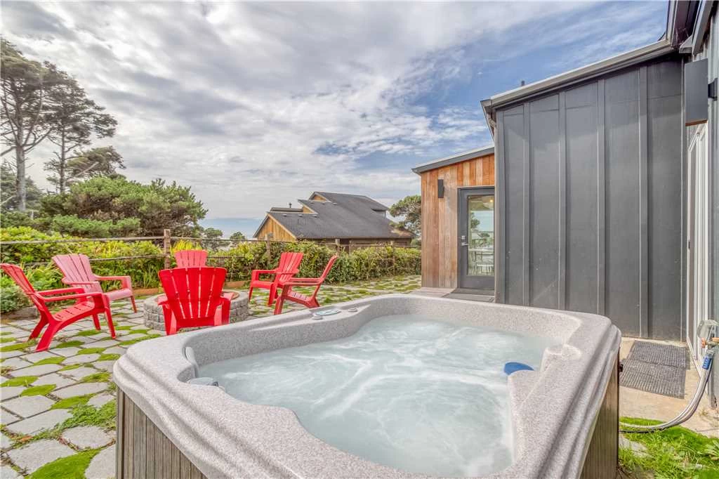 Holiday Beach House - Hot Tub — photo 3