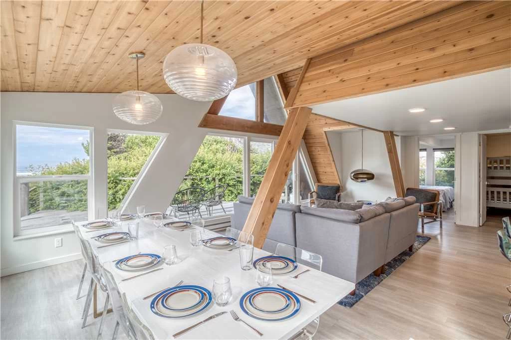 Holiday Beach House - Hot Tub — photo 4