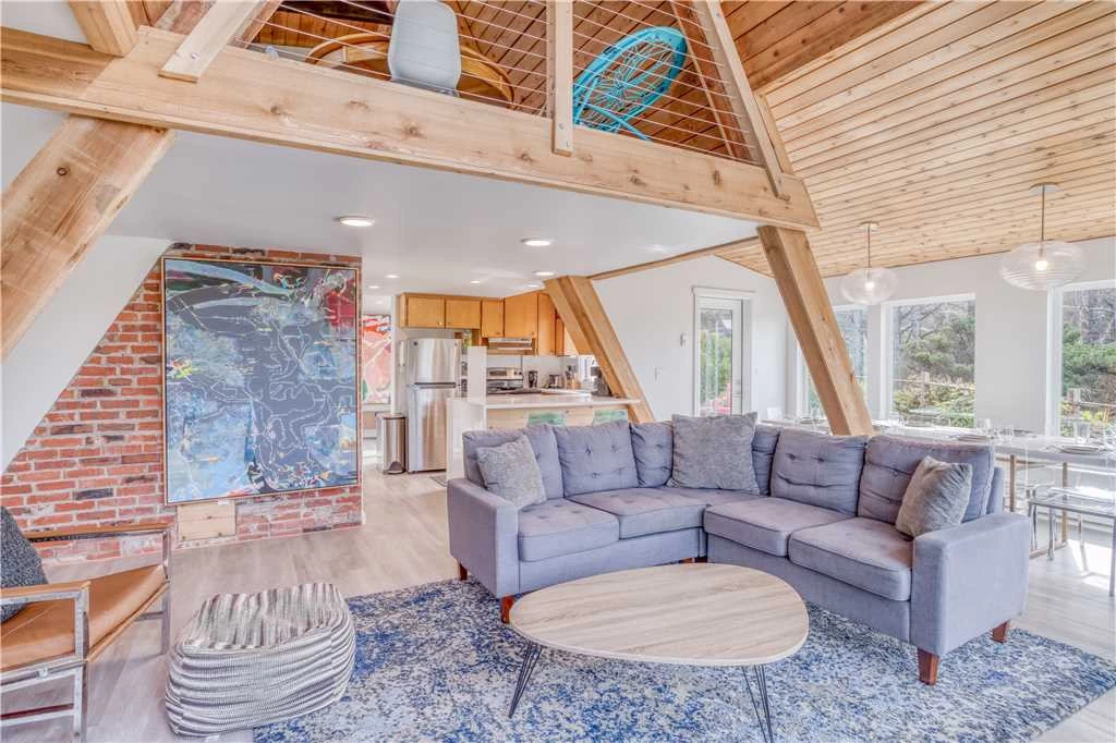 Holiday Beach House - Hot Tub — photo 2