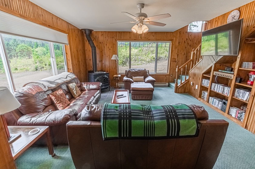 Clear Creek Cabin - Quiet Escape Near the Beach — photo 2