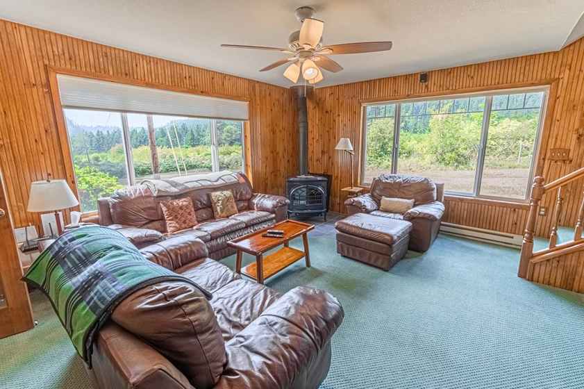 Clear Creek Cabin - Quiet Escape Near the Beach — photo 4