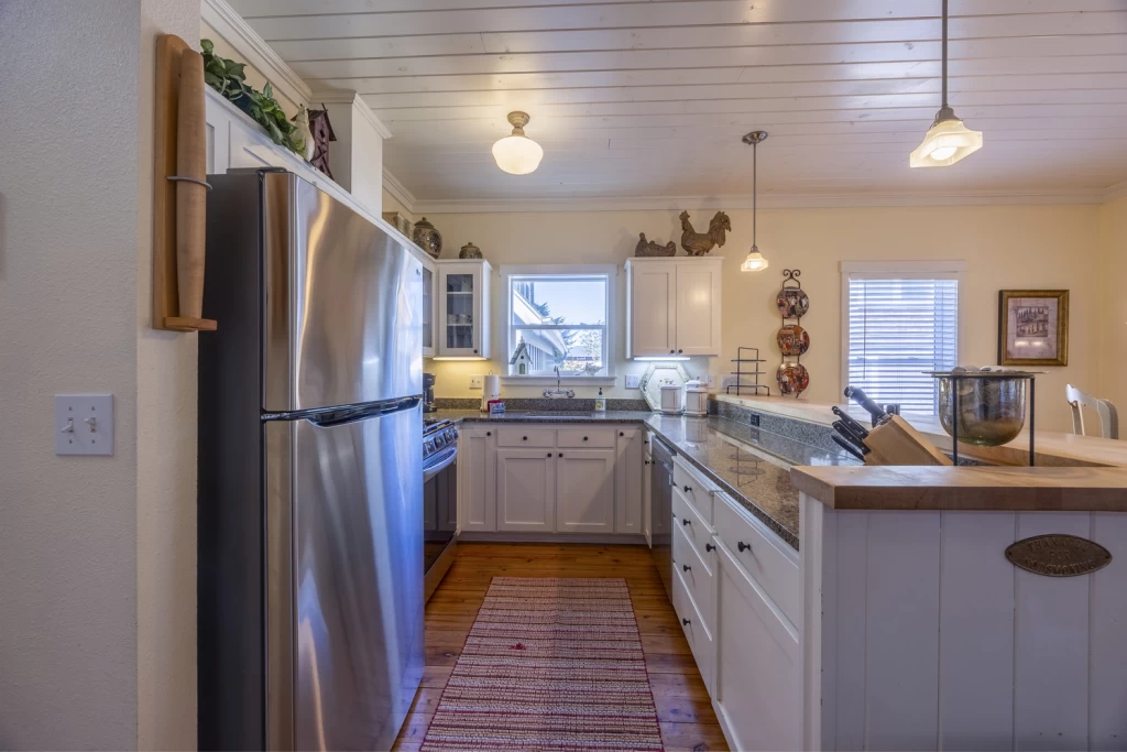 Barefoot Bungalow + Carriage House | Hot Tub | Pet-Friendly | Spacious BRs — photo 4