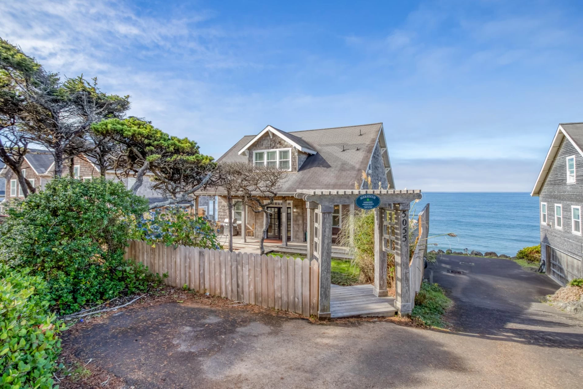 SeaGlass Cottage - Bella Beach, Hot Tub, EV Charging
