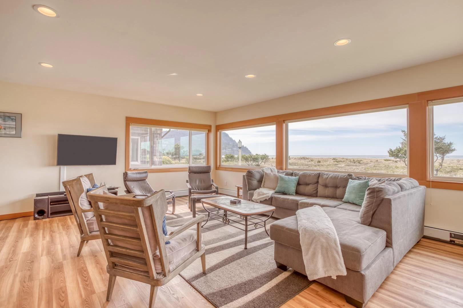 Oceanfront Getaway - On the Promenade!