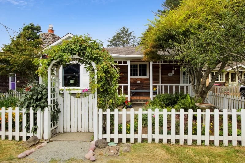 Lil Bird Cottage - Fenced Back Yard