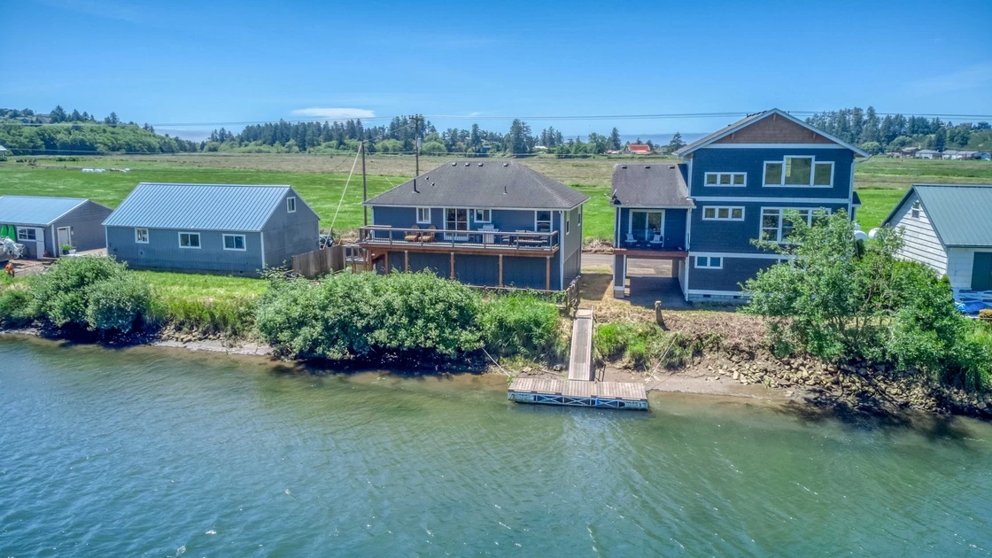 Riverfront Gem - Game Room