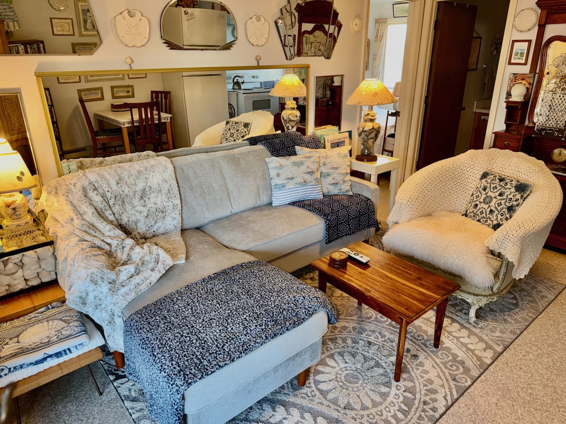 ~Gull~~Wing~~Inn~ Dog-Friendly Suites Peekaboo Ocean View Fully Equipped Kitchens Easy Beach Access