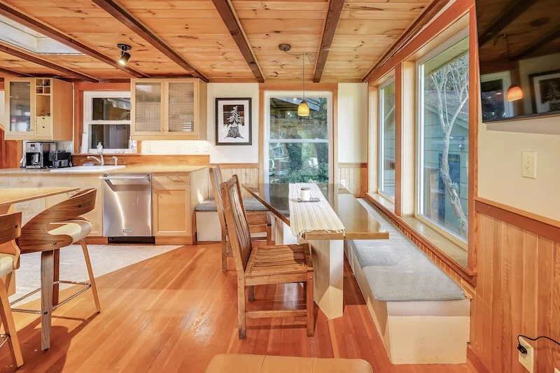 Salal Bungalow - Pet Friendly, Fenced Yard — photo 4