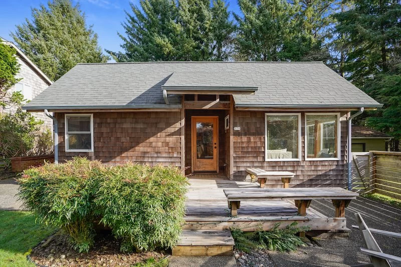 Salal Bungalow - Pet Friendly, Fenced Yard